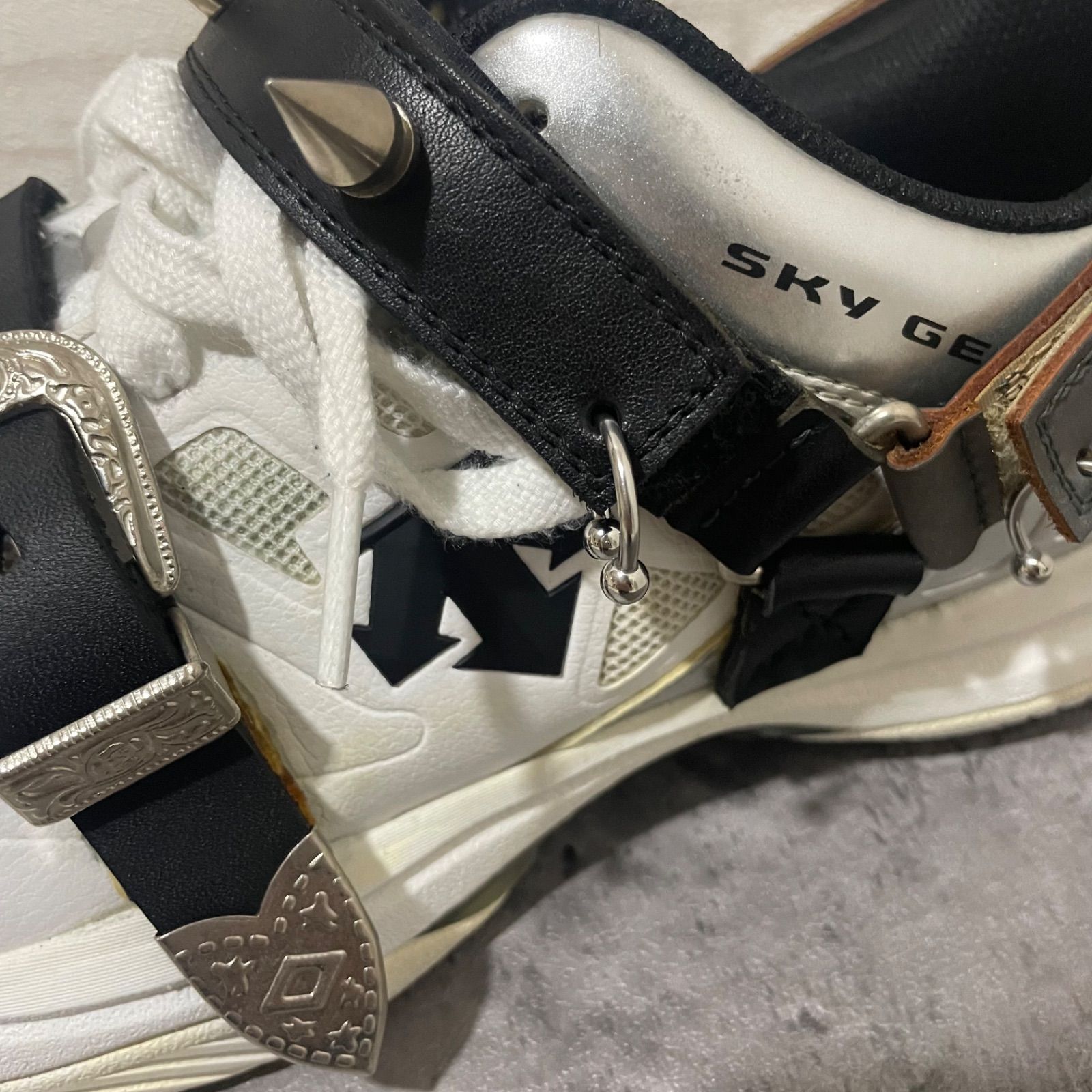 ずっと真夜中でいいのに。ACAね着用 BODYSONG. コラボスニーカー