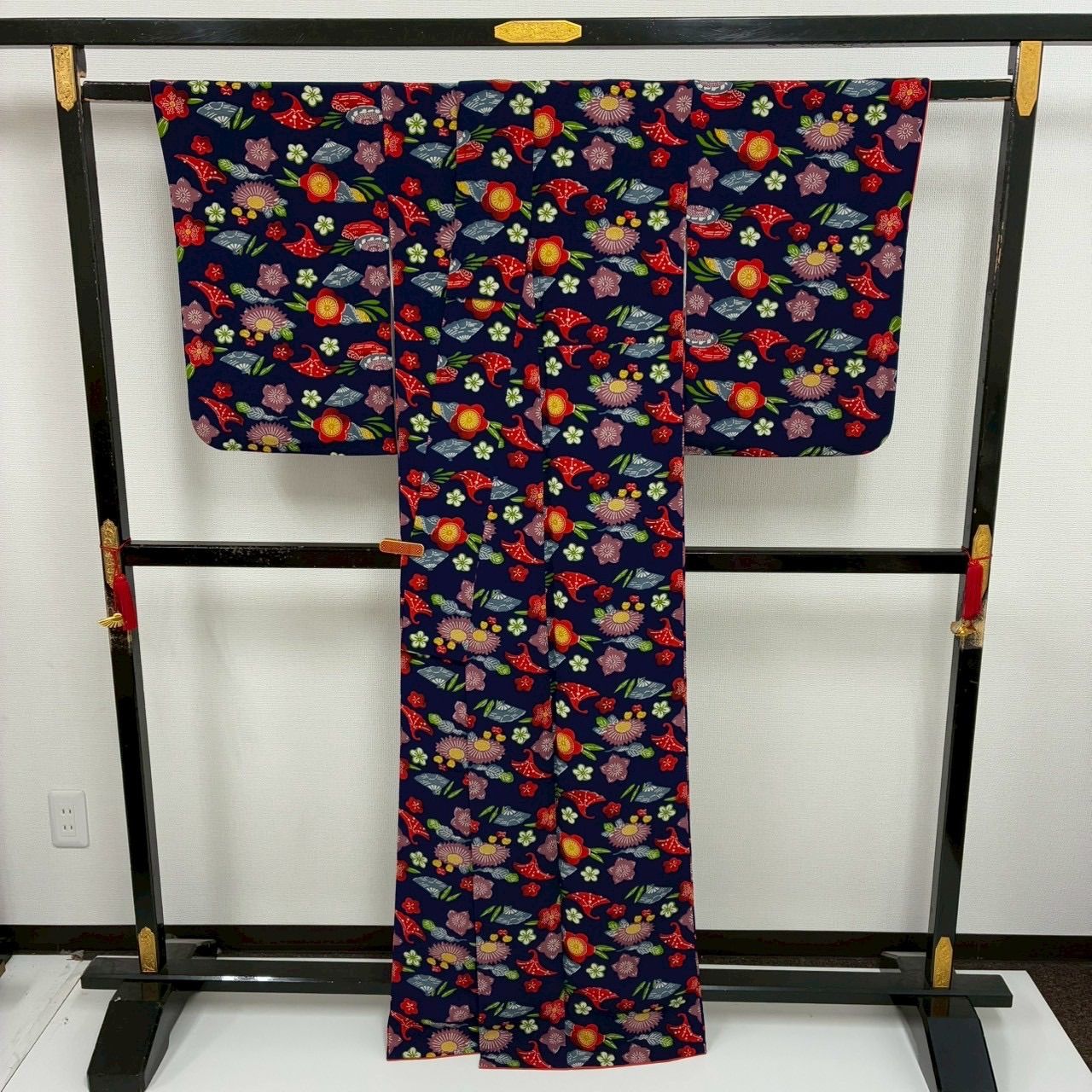 紺色の縮緬地に一面に花が咲き誇る、華やかな正絹のお着物です 楽天市場】正絹小紋 KANSAI お仕立て上がり 正絹着物 桜柄 おに