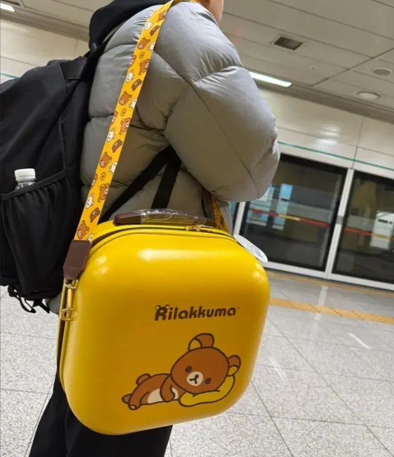 ■馬印 ケース型ピタコルク3X掲示板 KR23(3381103)[送料別途見積り][法人・事業所限定][外直送] □馬印 ケース型ピタコルク3X掲示板 KR23(3381103)[送料別途お見積り