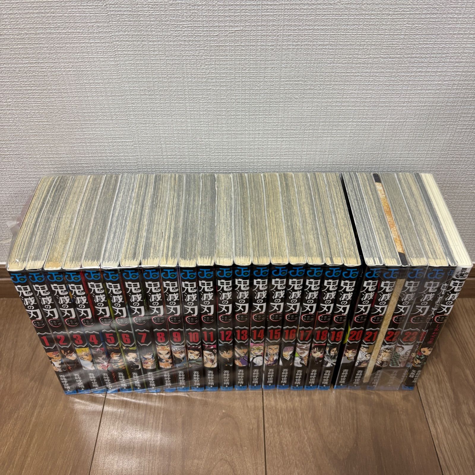 美品【全巻セット缶バッチセット】鬼滅の刃１〜２３巻　鬼殺隊報特別報告書付き 美品【全巻セット缶バッチセット】鬼滅の刃1〜23巻 鬼殺隊報