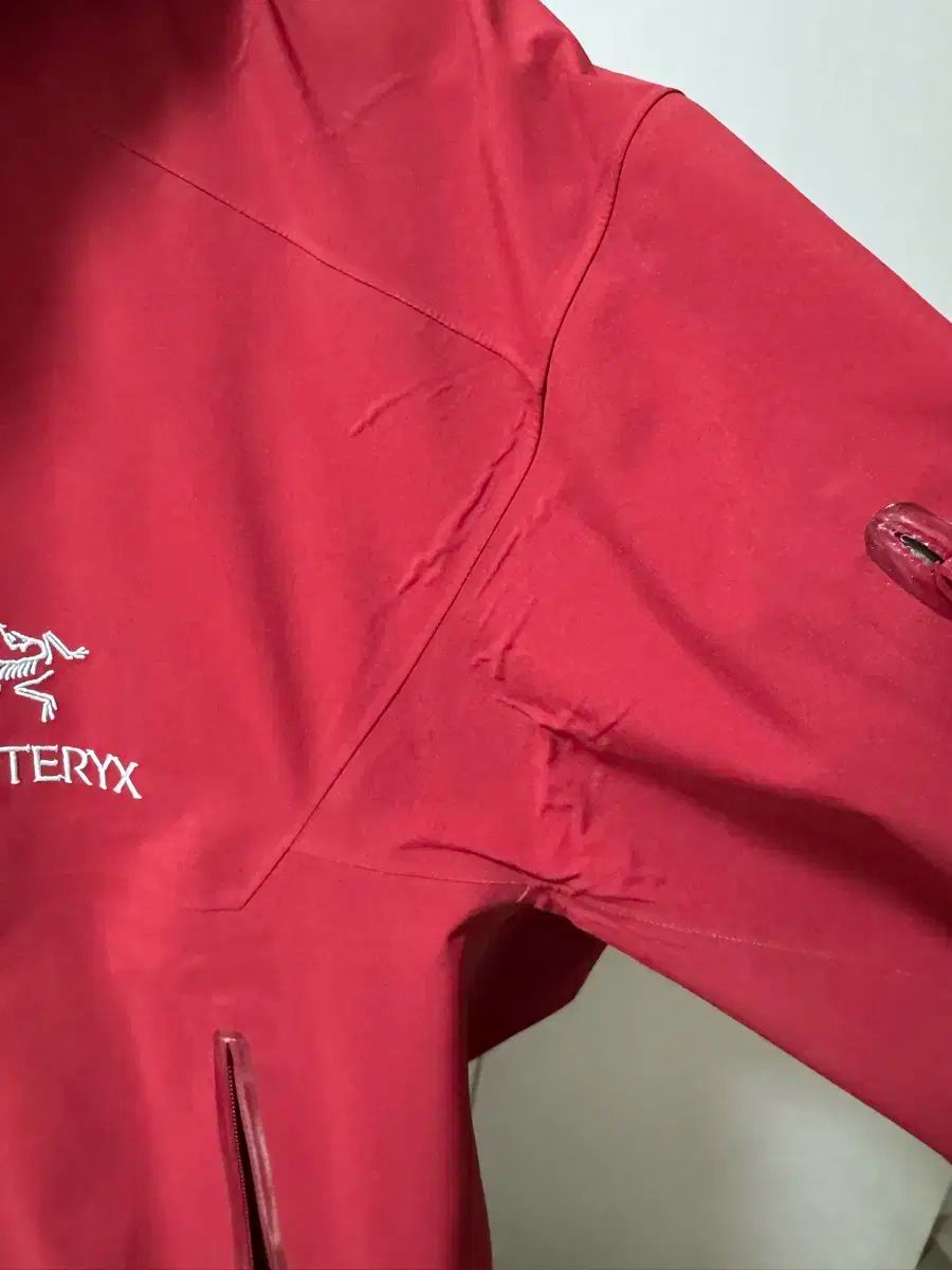 ベータSVジャケット　Mサイズ　ボルドー　新品未使用 ARC'TERYX(アークテリクス) ベータ sv ボルドー M Beta Jacket M