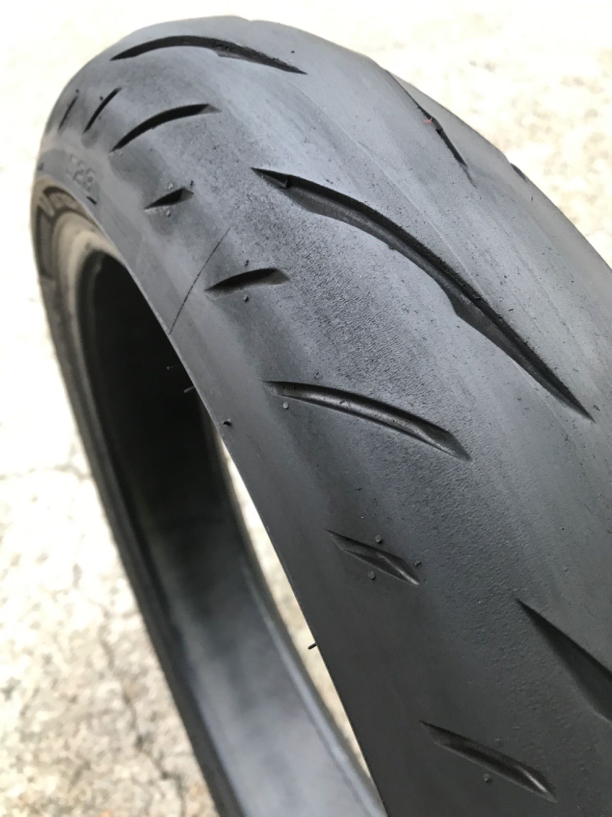 ブリヂストン S23 120|70ZR17 ラジアルフロント1