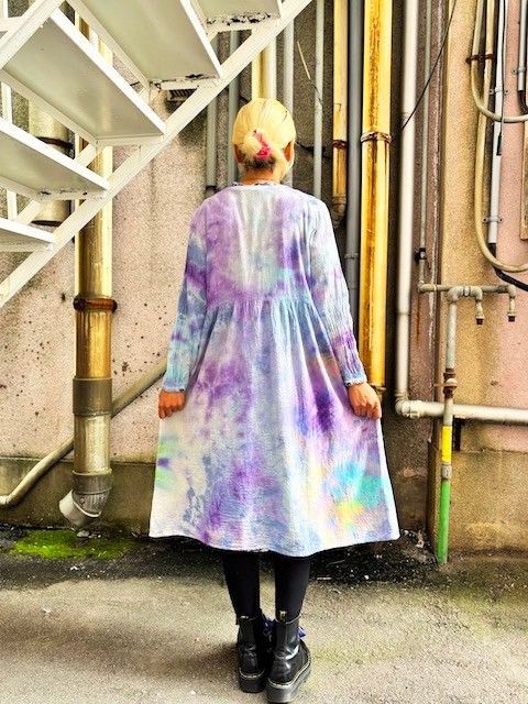 タイダイ染め　前開きのロングワンピース　前開きのロングワンピース　ブラックビューティ　幻想的なスノーフレイク タイダイ染め 前開きのロングワンピース 淡いブルー×パープル 幻想的な