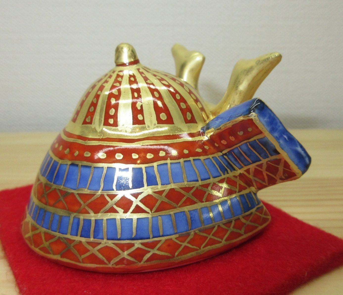 送料込【逢絢亭・新品】茶道具 蓋置 京焼 金襴手 兜の形 平安昭阿弥 共箱入り 送料込【逢絢亭・新品】茶道具 蓋置 京焼 金襴手 兜の形