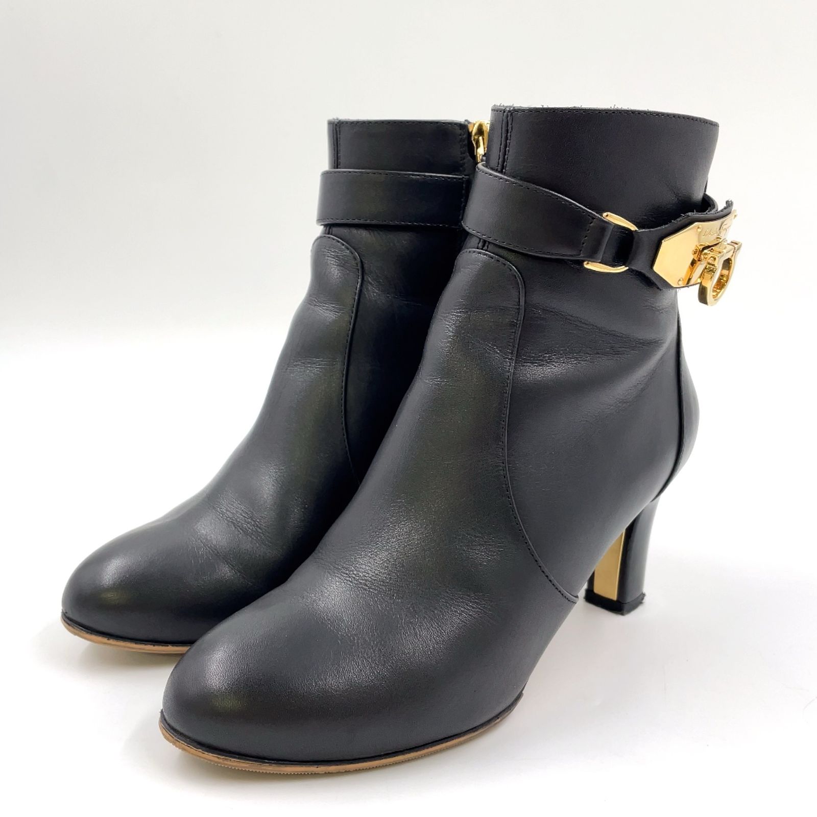Salvatore Ferragamo ガンチーニ ヒール7ｃｍ レザー ブラック ショートブーツ ゴールド 0562842
