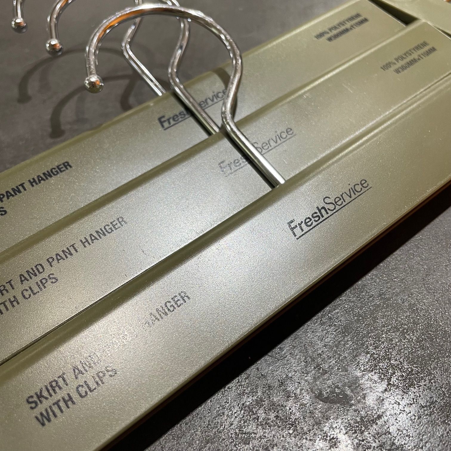 FreshService パンツハンガー×6 マラソン限定5%OFF6連パンツハンガー 多機能ズボンハンガー ホワイト まとめれば1個当たり990円〜送料込 ステンレス製 6本収納 スリム設計  省スペース おしゃれ 便利グッズ 折りたたみ式 ボトムハンガー スラックスハンガー 衣類ハンガー | ハンガー＆インテリアTAMATOSHI