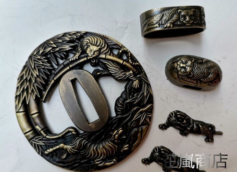 鍔 伊賀守 在銘 鉄地阿弥陀鑢鐔 日本刀 刀装具 骨董 古