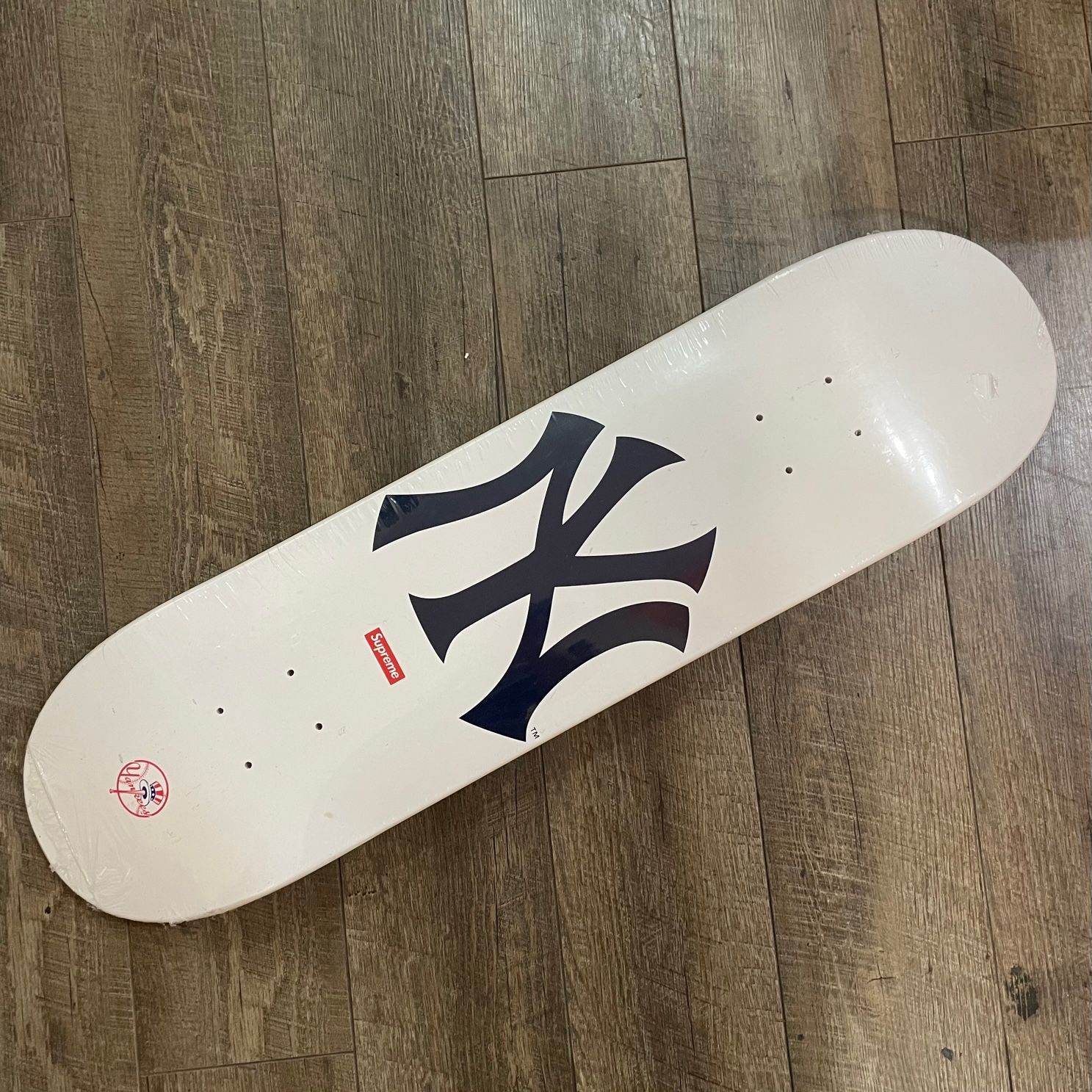 送料無料 Supreme New York Yankees Skateboard Deck Navy