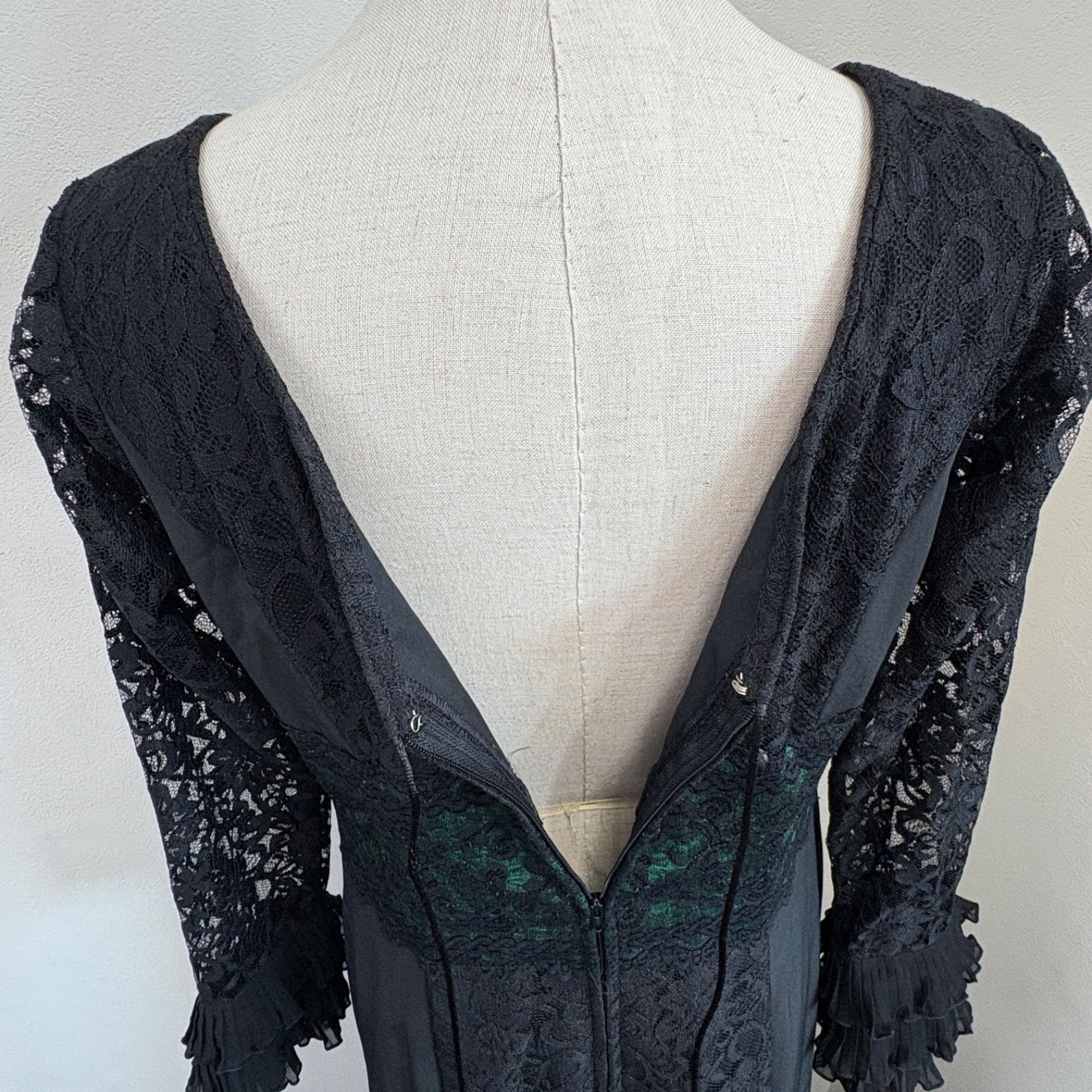 黒と赤のレースアップコルセットソニアジョーンズ 黒と赤のレース