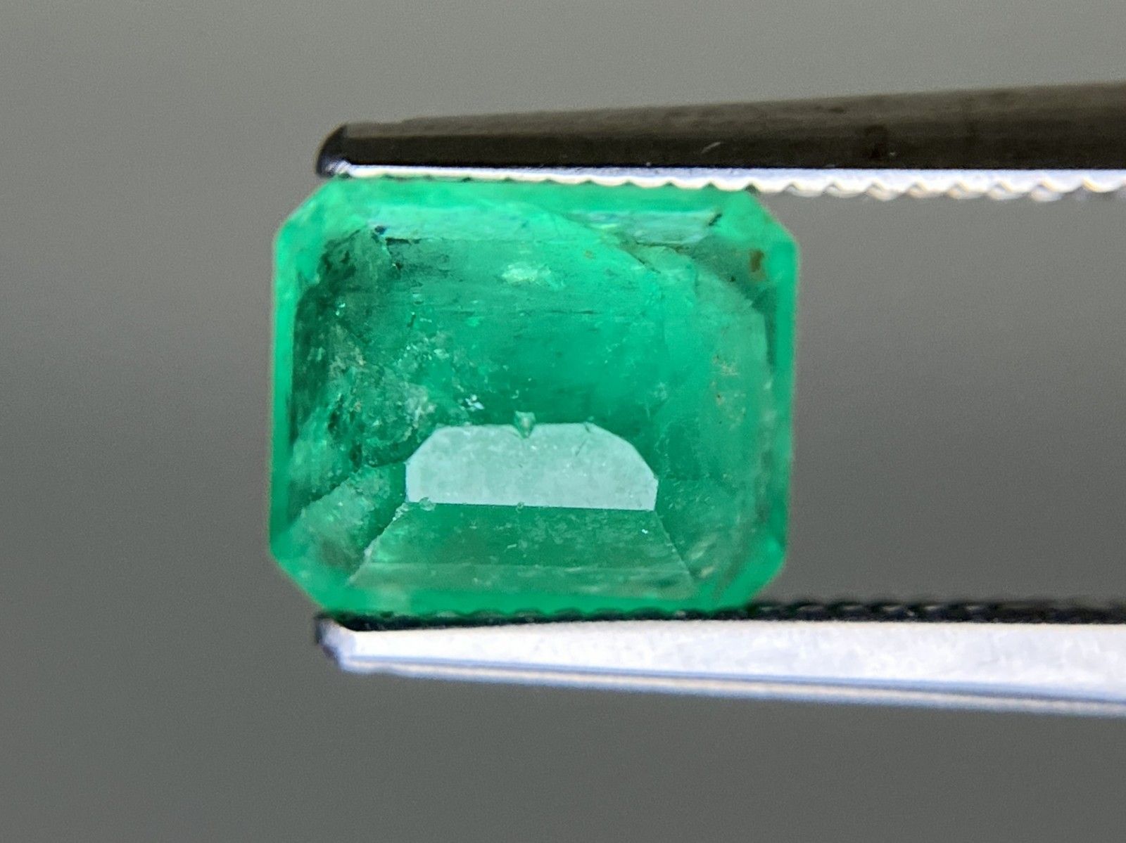 エメラルド 天然 1.806ct 中央宝石ソーティング付き 7.85㎜×6.63  