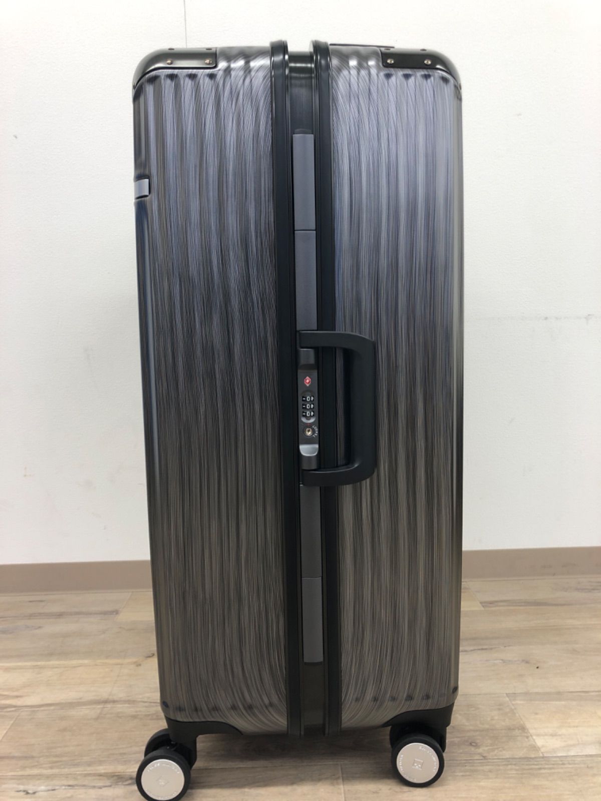 28in スーツケース