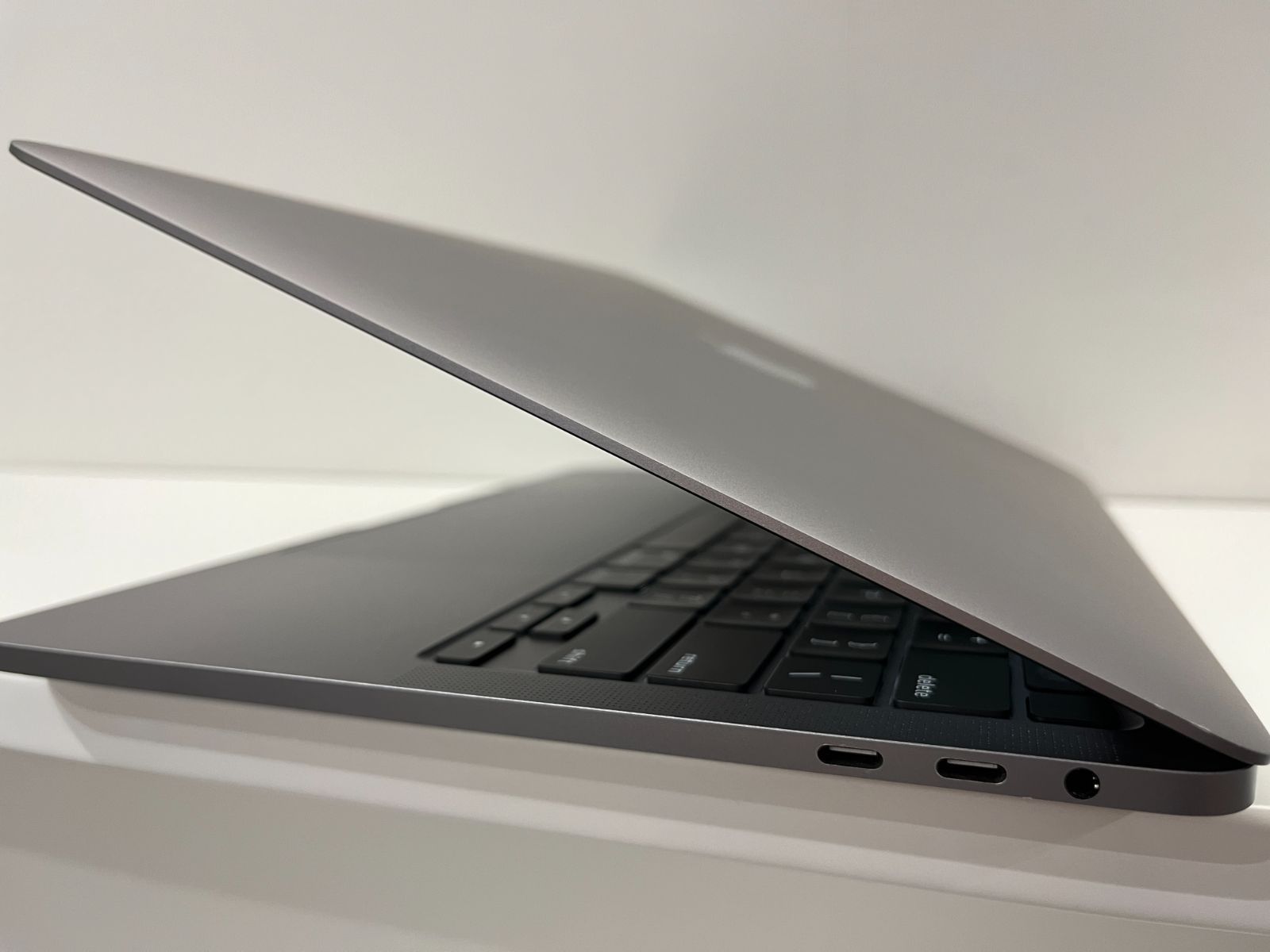 美品】在庫残り1点 Apple MacBookPro Retina A2251 2020 / i5 1038NG