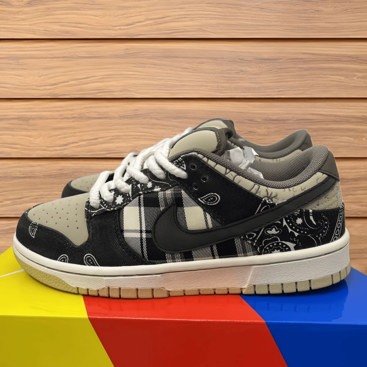 新品未使用ナイキ Travis Scott x Nike Dunk SB スニーカー