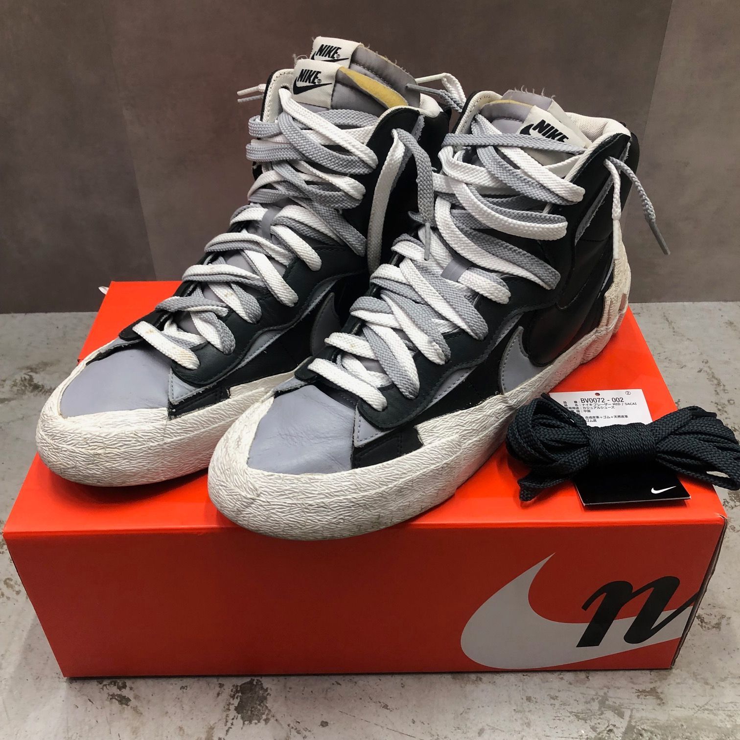 国内正規 NIKE BLAZER MID/SACAI BLACK/WOLF ナイキ ブレザー ミッド サカイ ブラック/ウルフグレー ホワイト  BV0072-002 スニーカー 30cm 63653A2 - メルカリ