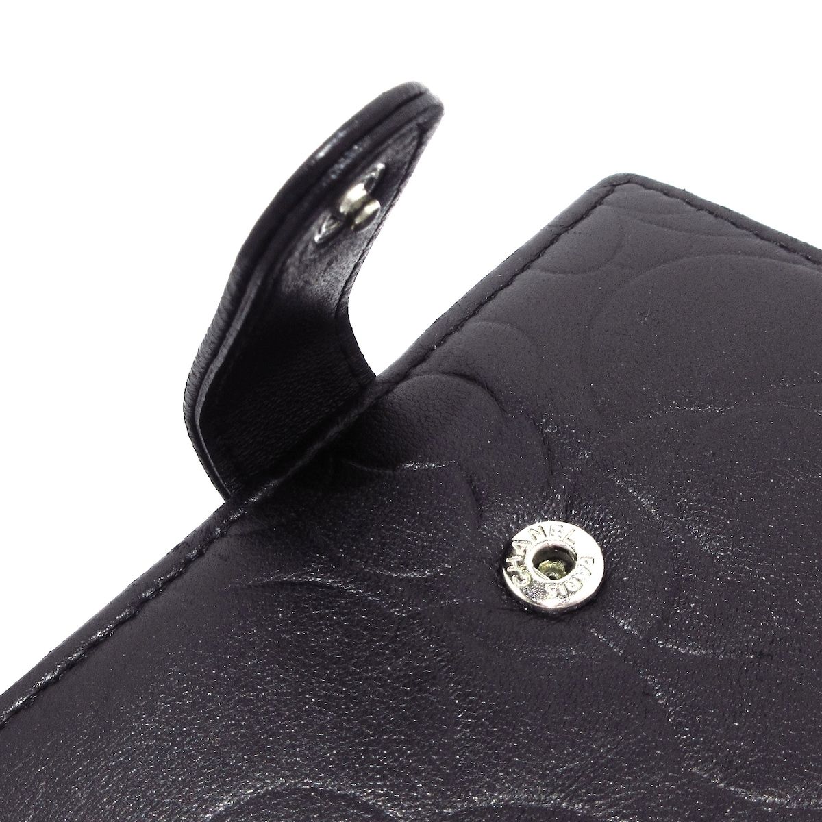 CHANEL ブラック 財布 スモール フラップ ウォレット - グレインド シャイニー カーフ
