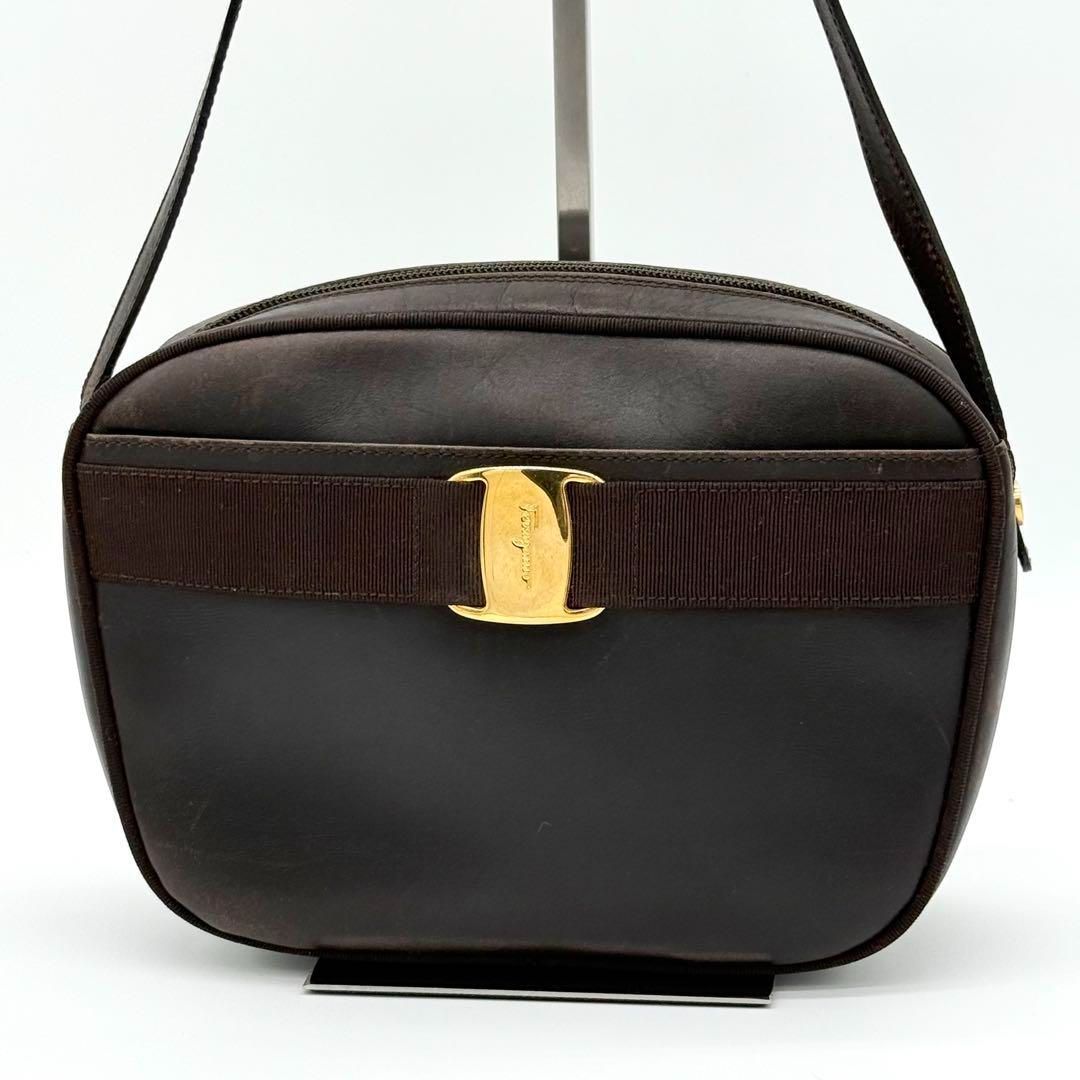 【良品】Ferragamo ヴァラ カメラバッグ ショルダーバッグ ブラウン 良品】Ferragamo ヴァラ カメラバッグ ショルダーバッグ