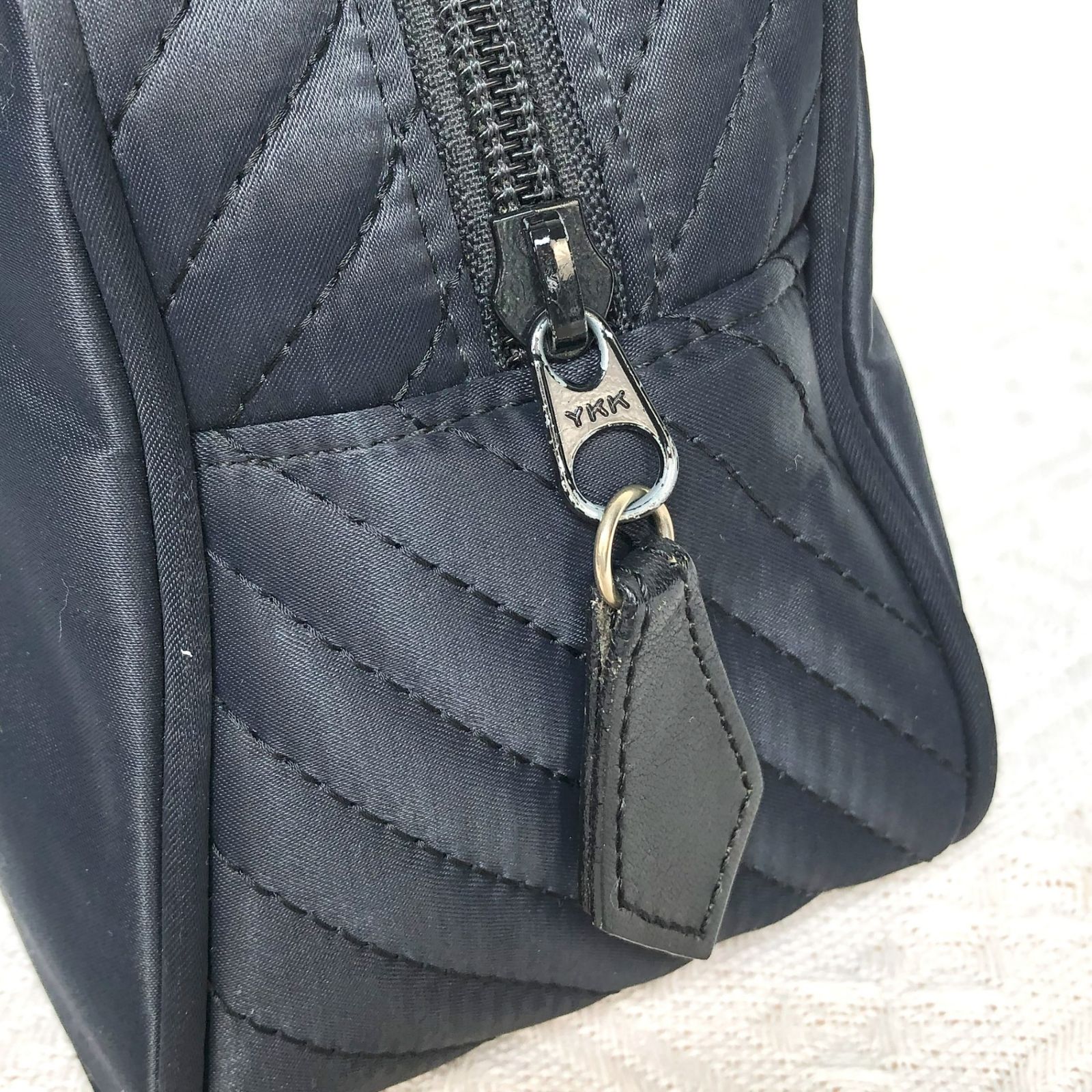 YvesSaintLaurent イヴサンローラン エンボスロゴ ハンドバッグ Yves Saint Laurent イヴサンローラン ミニハンドバッグ