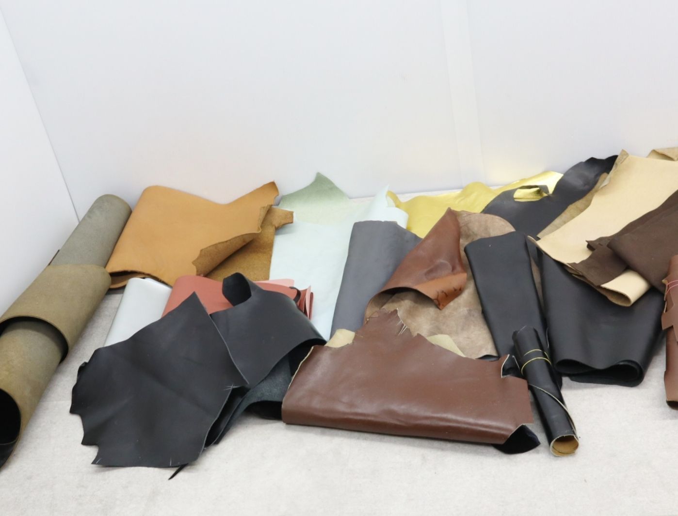 値下げ！｜靴修理工場回収品 革 補修 端切れ カラーいろいろ 革靴修理　レザークラフト まとめ 大量｜  ｜  P2272