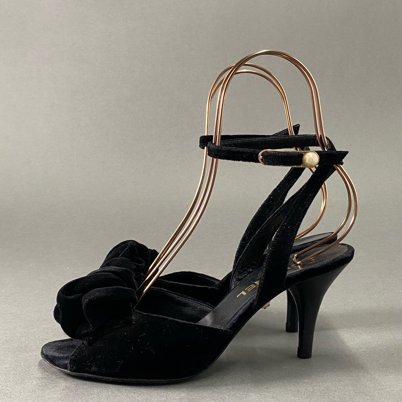 2i20 CHANEL シャネル パールストラップ ベロアヒールサンダル 2i20 CHANEL シャネル パールストラップ ベロアヒールサンダル