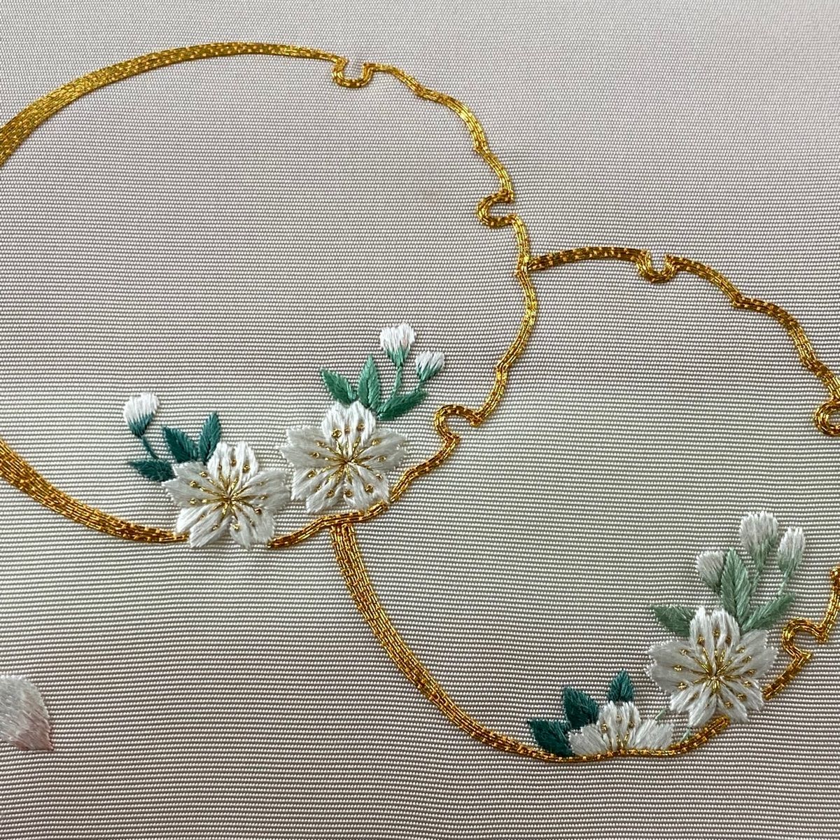 正絹開き名古屋帯、グレー、桜刺繍、金糸銀糸 開き名古屋帯 秀品 桜 雪輪 金糸 灰桜 正絹 【中古】 - メルカリ
