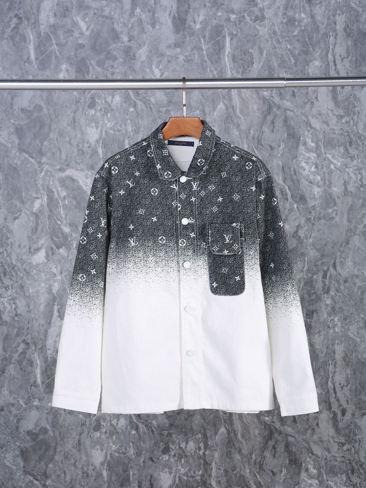 ルイ ヴィトン Louis Vuitton LV S の満遍なくプリントされた星空グラデーションジーンズジャケット モーラントの着用モデルと同じデザイン