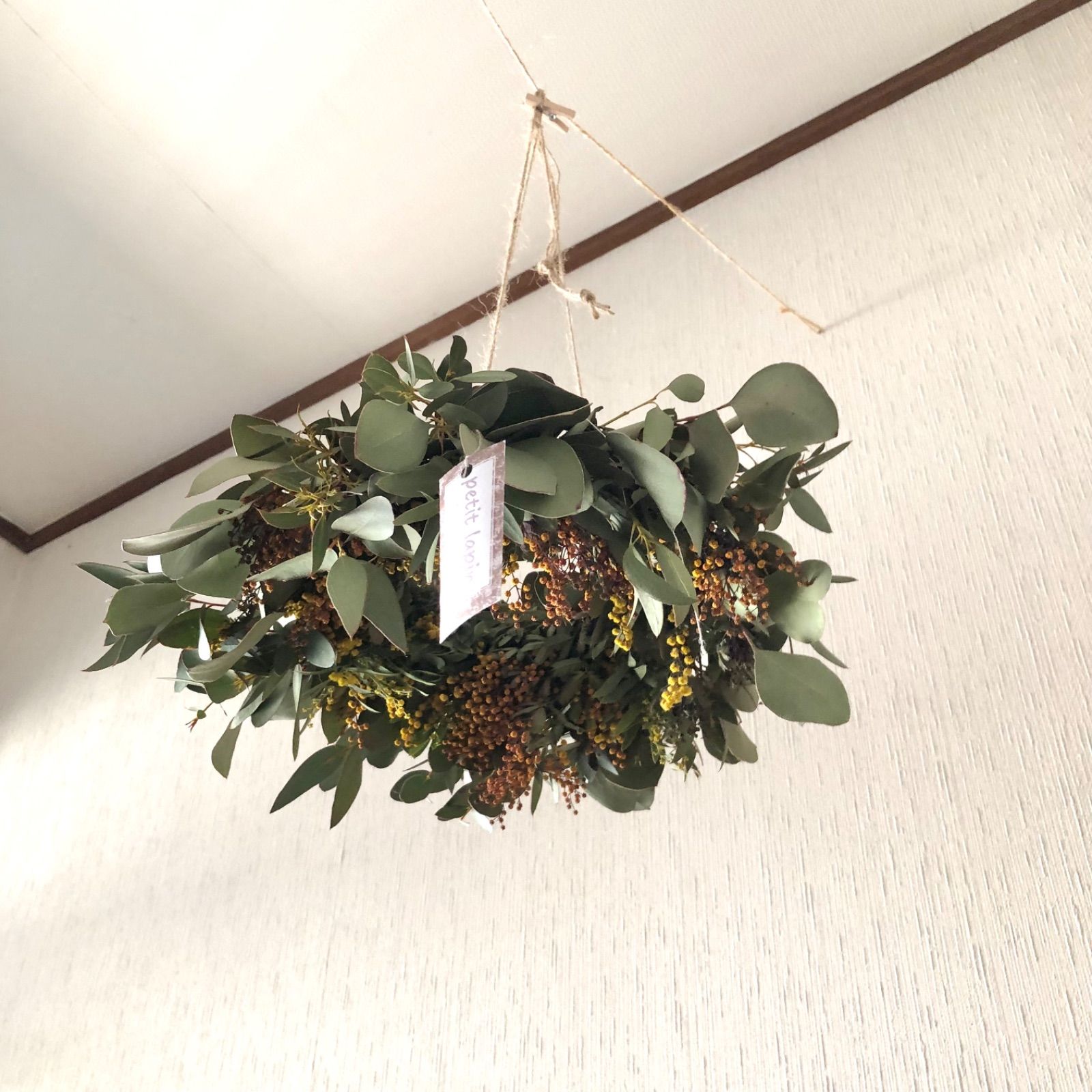 煌めくかすみ草とミモザ、ユーカリのフライングリース○ミモザのリース