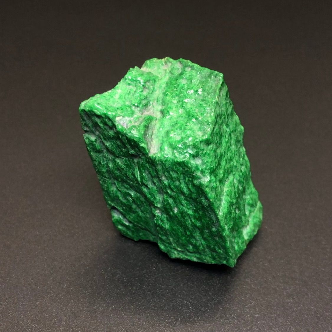 本翡翠 ミャンマー産 乾青（干青）翡翠 原石・置物 グリーン 40.75g