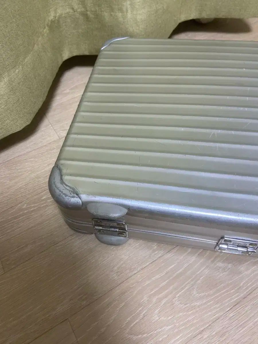 リアルな RIMOWA リモワ アルミニウム ブリーフケース