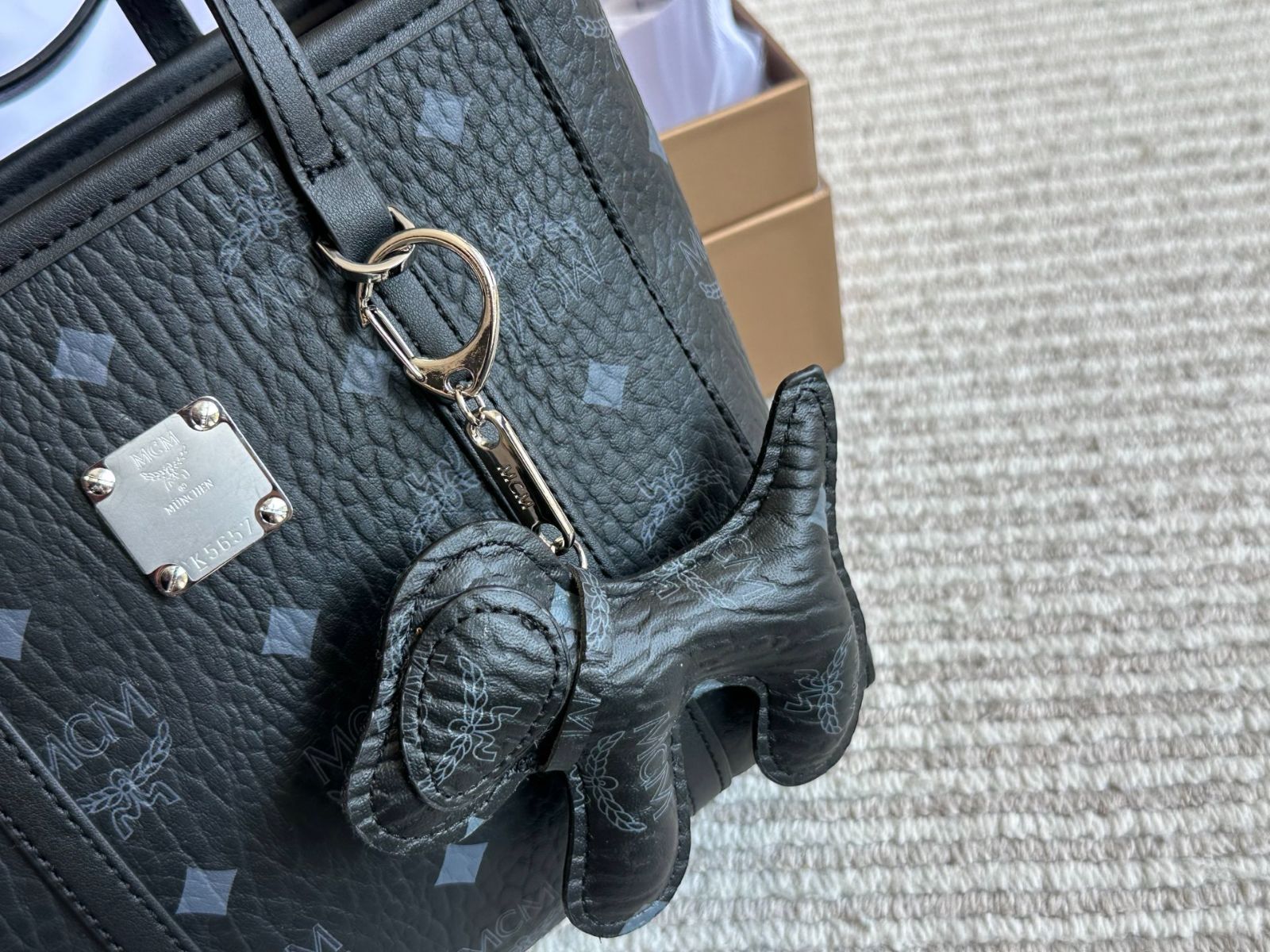 今日特価】Mcm Tea Gold Mini Market Tote with Dog Charm