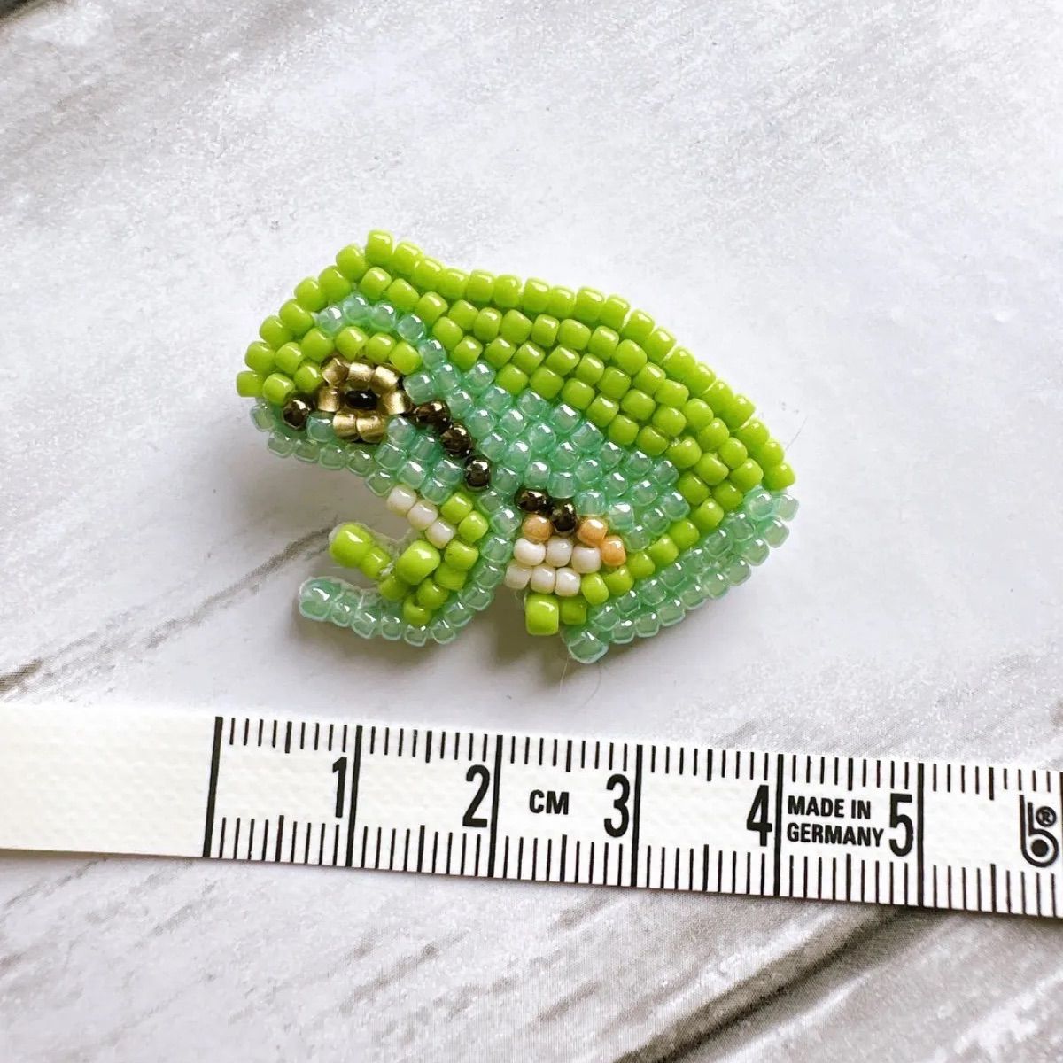 ビーズ 刺繍 アマガエル かえる カエル ブローチ ハンドメイド グッズ