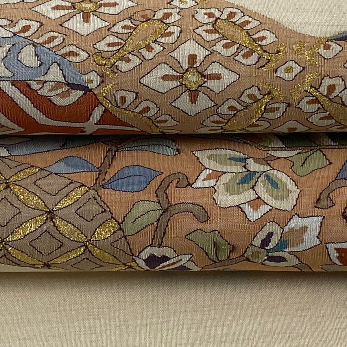 袋帯 逸品 華文 花唐草 金糸 ベージュ お太鼓柄 正絹 【中古 袋帯 逸品 華文 花唐草 金糸 ベージュ お太鼓柄 正絹 【中古