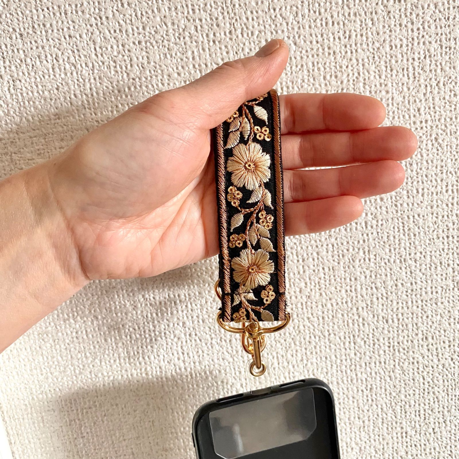 インド刺繍リボン ハンドストラップ スマホストップ カーキゴールド - メルカリ