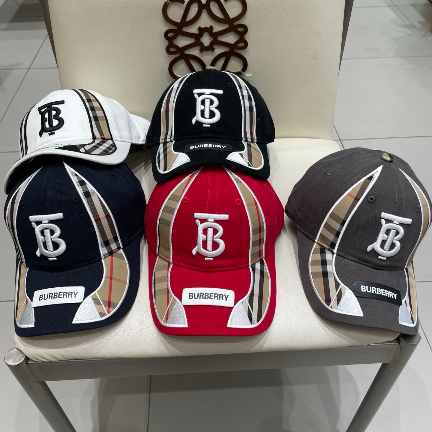 BURBERRYコットンツイルベースボールキャップ刺繍入り 今日特価】Burberry 立体刺繍 ベースボールキャップ-3 - メルカリ