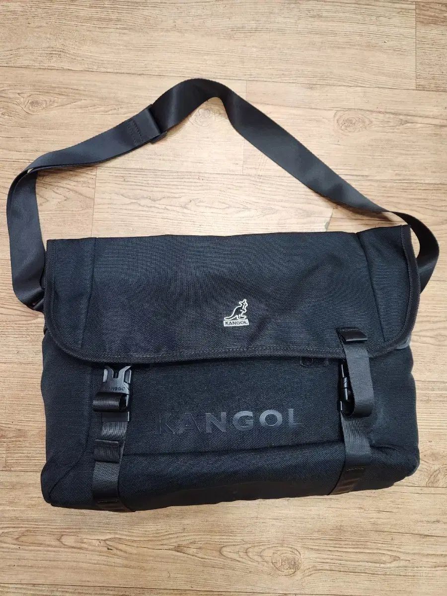 KANGOL 黒 メッセンジャーバッグ KANGOL カンゴール フラップ ミニショルダーバッグ