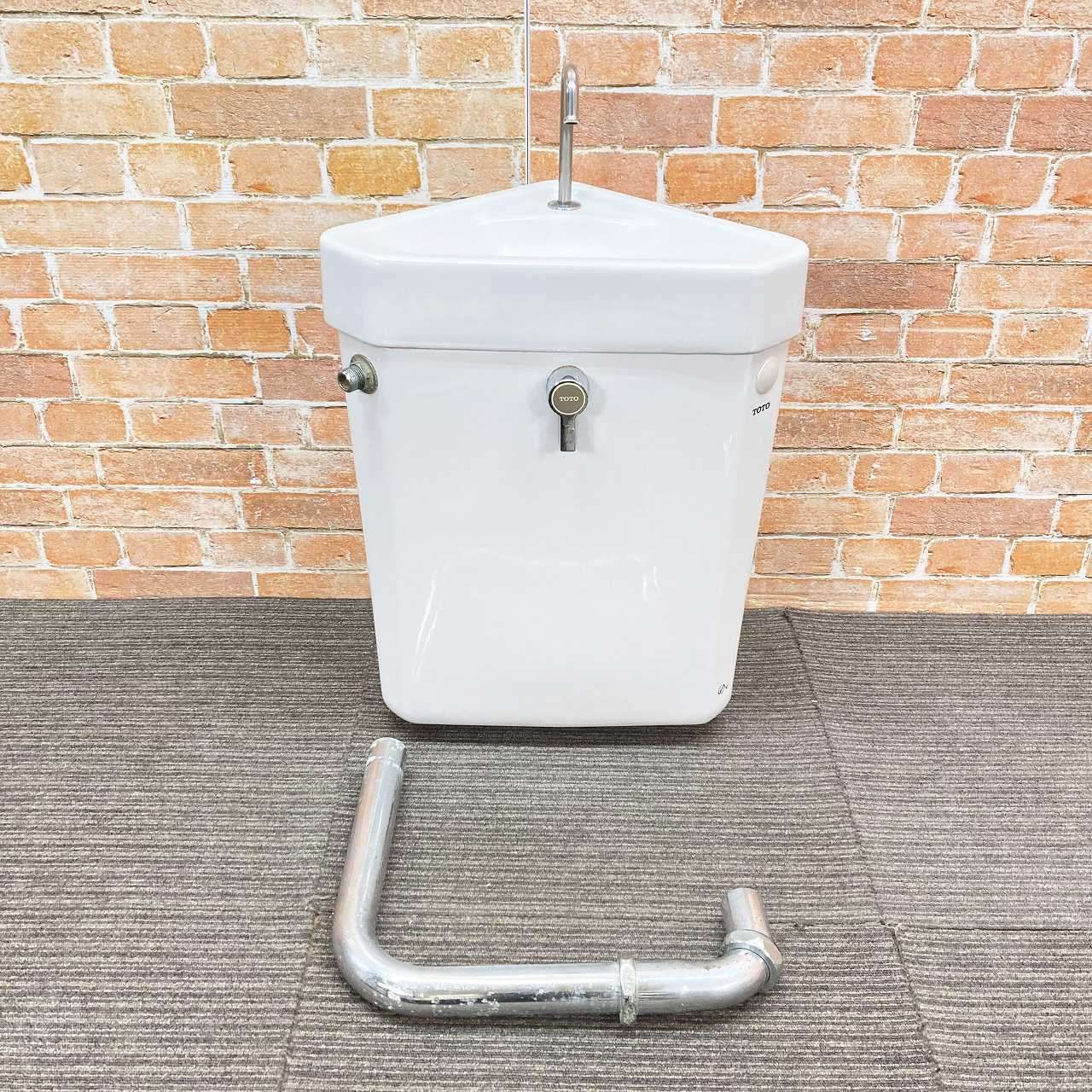 品 TOTO 洋式トイレ 隅付きタンク 三角タンクと蓋のセット 型番不明 ロータンク 便器 ホワイト系 9I091602