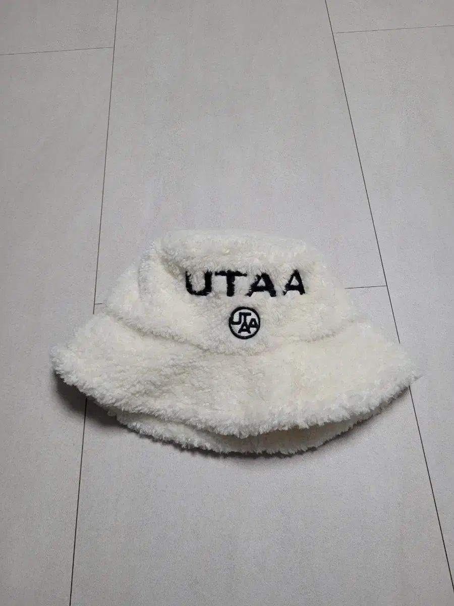 MARK&LONA完売品 黒 スパンコール付き 帽子 耳当て付き MARK&LONA完売