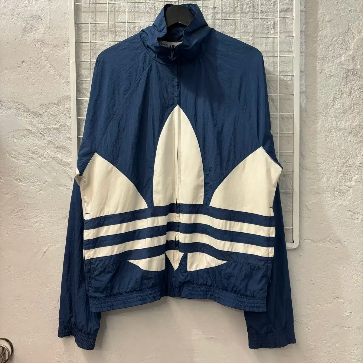 adidas(アディダス) ビッグ トレフォイル 青 ネイビー ウインド