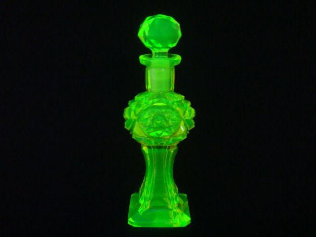 ウランガラスの香水瓶 by チェコ Pesnicak - メルカリ