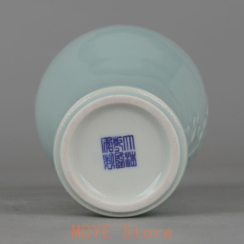 大清乾隆青釉彫手執梅花紋梅瓶 景徳鎮 陶磁器 装飾品 現代工芸品