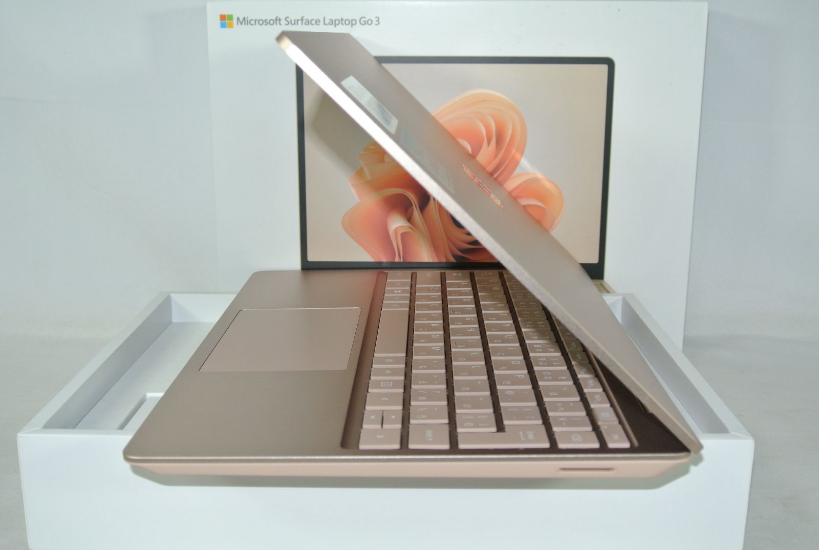 Windowsノート本体 Surface Laptop Go2 8QF-00054 Surface Laptop Go 2 8QF-00054 [サンドストーン]の製品画像 - 価格.com