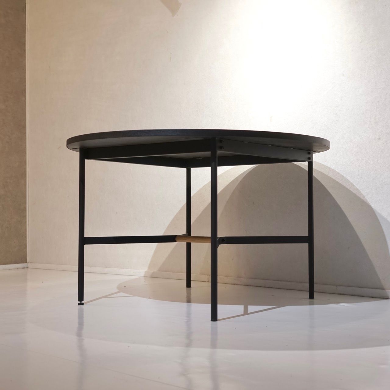 Francfranc フランフラン ラーモ ダイニングテーブル ラウンドテーブル 円形 テーブル 木製 スチール脚 モダン ラグジュアリー ホテルライク MARWIL-DEMENAGEMENTS_CH