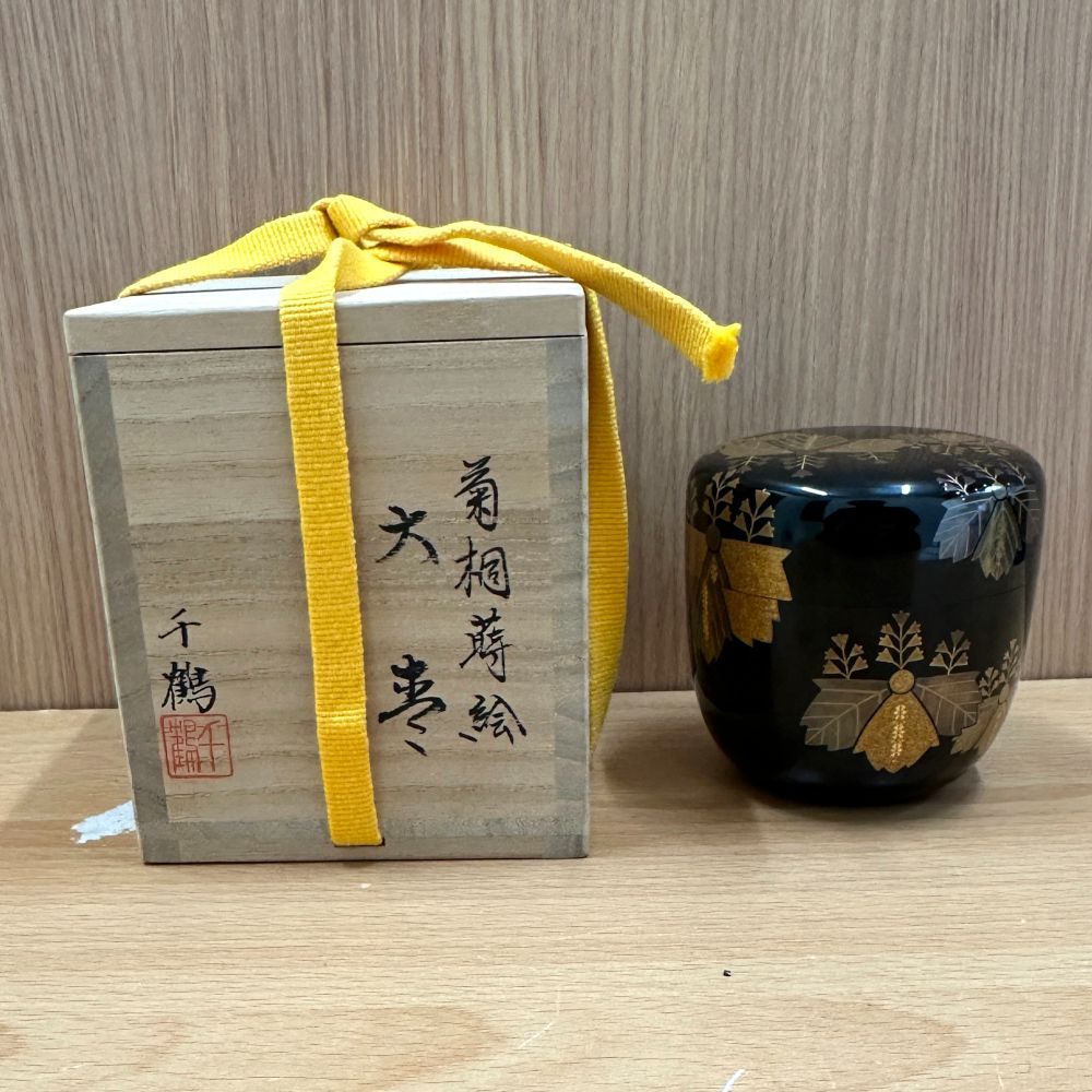 茶道具　棗　東千鶴　遠山蒔絵 □菊桐蒔絵 大棗 茶器 東 千鶴 A25-419 【公式通販】