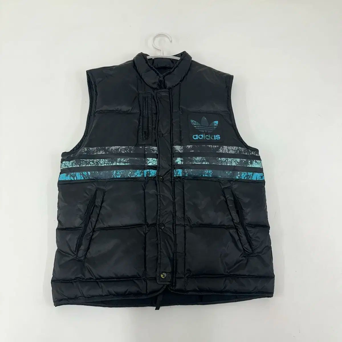 adidas ダウンベスト