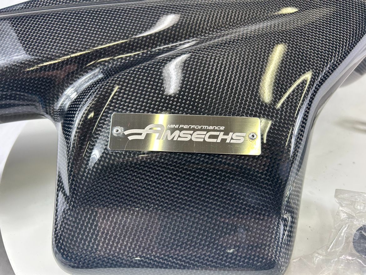 軽量カーボン製