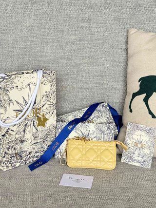 小羊皮製のジップ付き小銭入れとキーホルダー 送料無料で今の在庫は