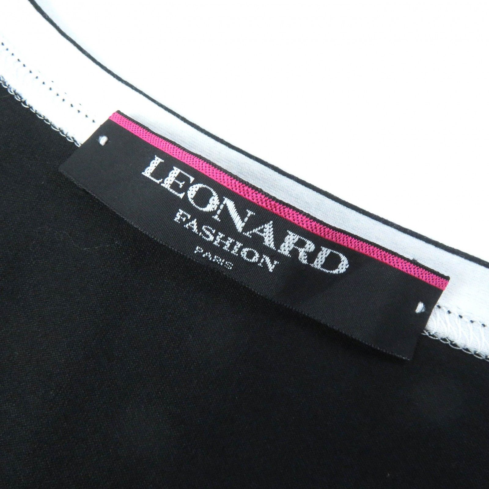 未使用の様子 LEONARD レオナール 洗える Tシャツ ラインストーン ロゴ 未使用の様子 LEONARD レオナール 洗える Tシャツ ライン