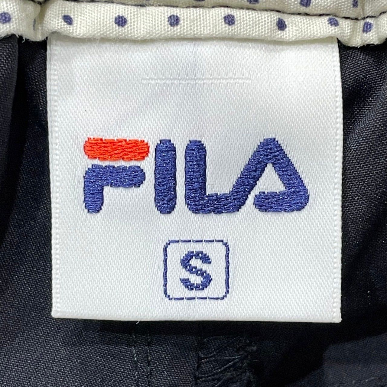 美品◎ゴルフにも◎【FILA】フィラ クロップドパンツ ブラック 黒 ロゴ 刺しゅう ナイロン ポケット ウエストゴム シャーリング スポーツ スリム シンプル 無地 レディース サイズS/M9920AS