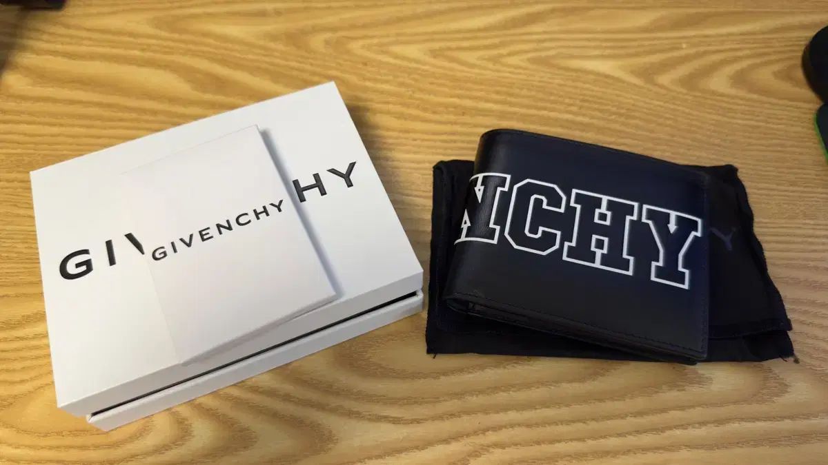 [専用bc様] ジバンシィ 二つ折り財布 メンズ 美品 箱付き 楽天市場】GIVENCHY ジバンシィ 二つ折り財布 VOYOU