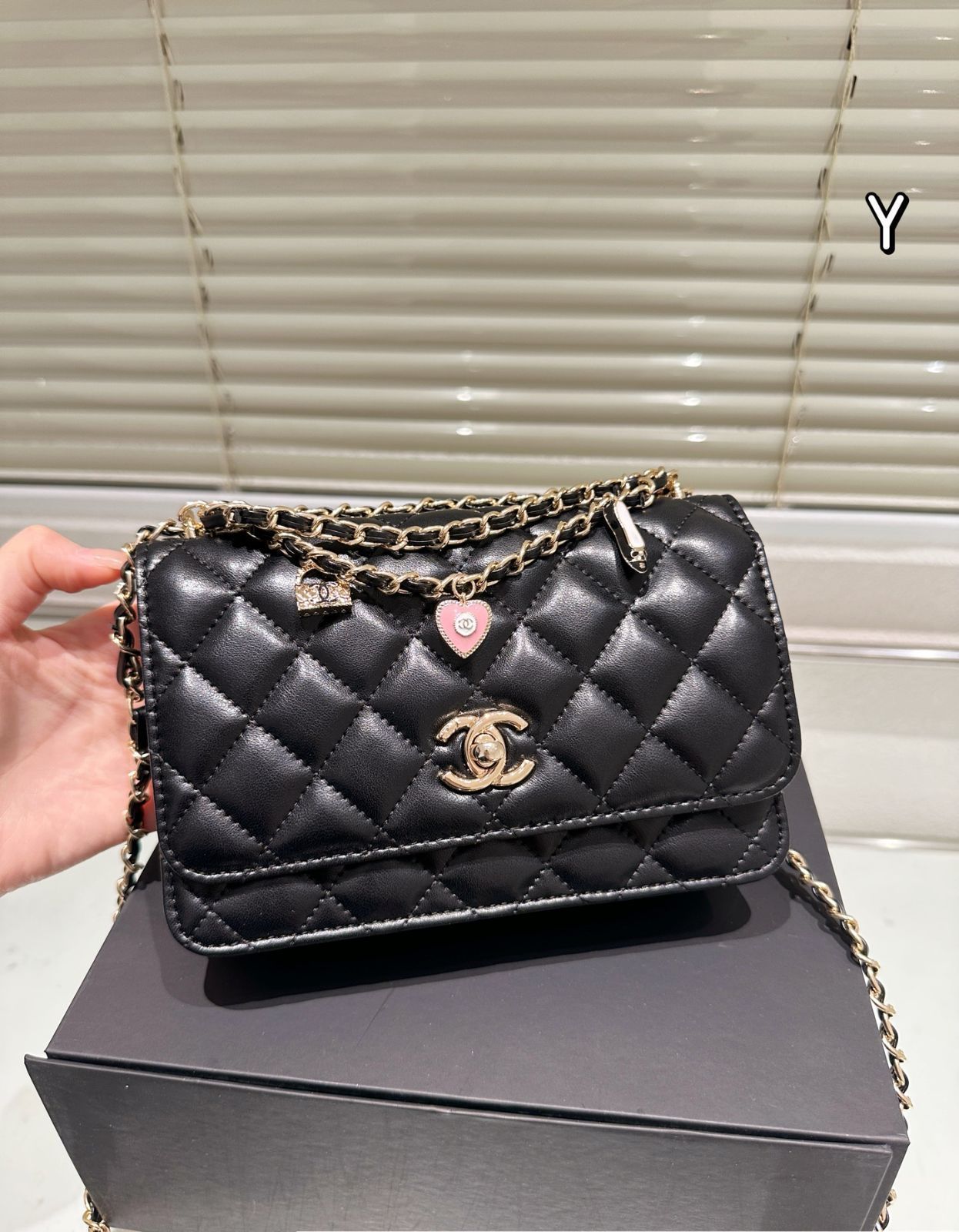 即完売必至♡25B【CHANEL】ハート ショルダーバッグ 今日特価】CHANEL 25P Heart Pendant WOC Chain Bag / シャネル
