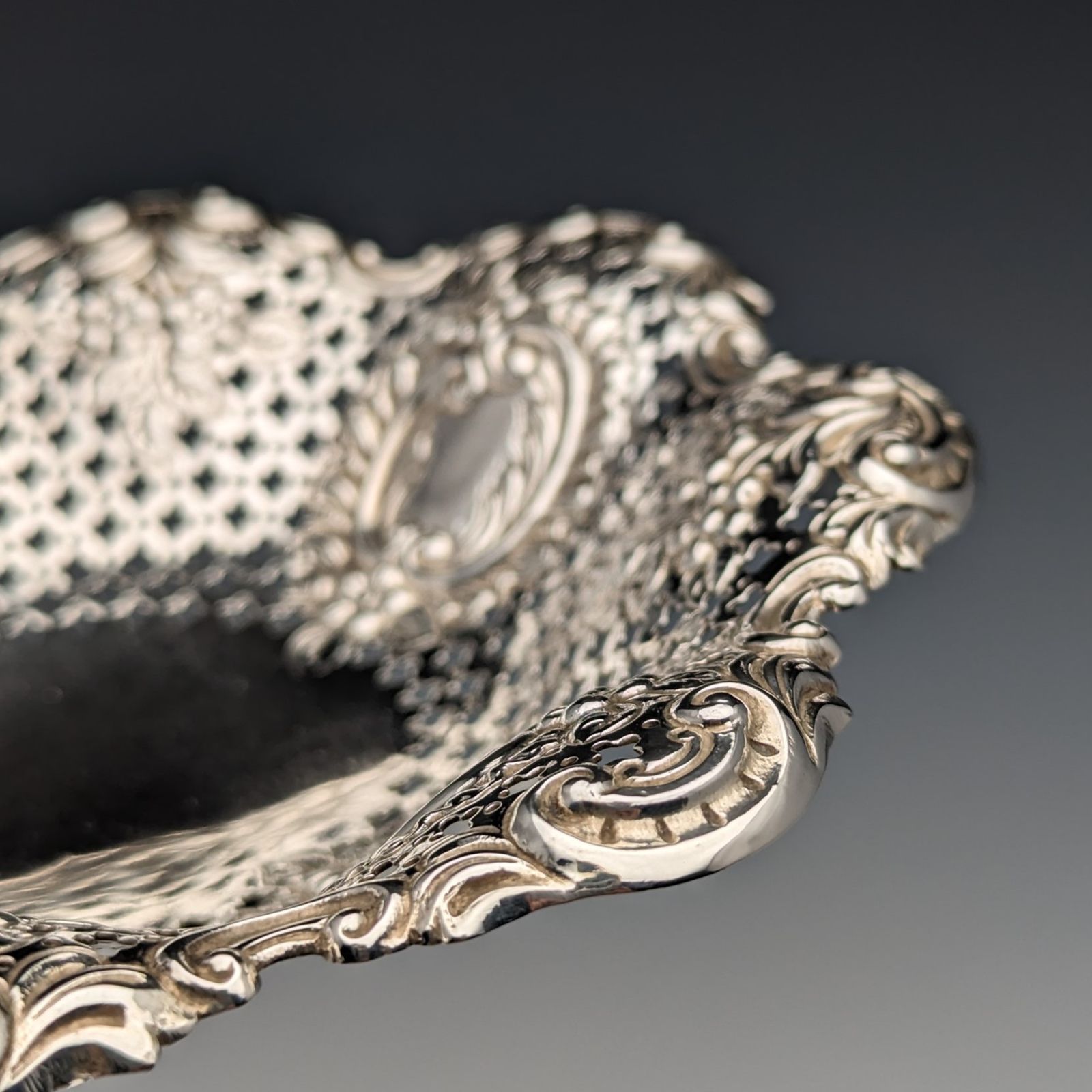 1895年 英国アンティーク 純銀製 花装飾 ディッシュ 111g James Dixon ＆ Sons 1895年 英国アンティーク 純銀製 花装飾 ディッシュ 111g James
